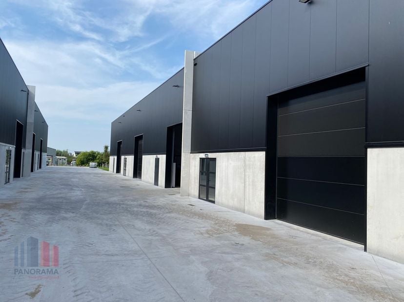 KMO-unit van 1.121 m² te huur, de unit maakt deel uit van het &quot;Stuckens Business Park&quot; en is strategisch gelegen in Buggenhout, aan de rand van het Bu