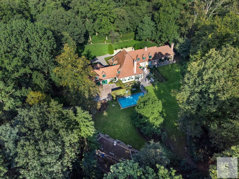 Deze schitterende klassieke villa aan de Bellevuedreef in Schilde ligt op een prachtig perceel van ongeveer 1,4 ha en biedt volop rust en privacy.&lt;br