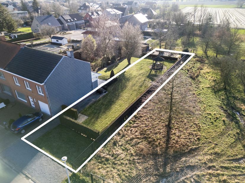 Dit ruim perceel bouwgrond (512 m²) nabij Kortrijk bevindt zich uiterst rustig en discreet gelegen op het einde van een doodlopende straat.  De landel