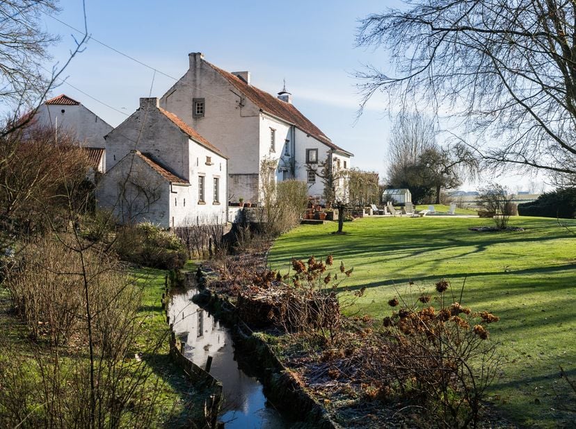 JAUCHELETTE, dans un cadre idyllique, splendide PROPRIETE sur un terrain très privatif d&#039;1Ha 30ca. Ancien moulin du 18e siècle, cette bâtisse de carac