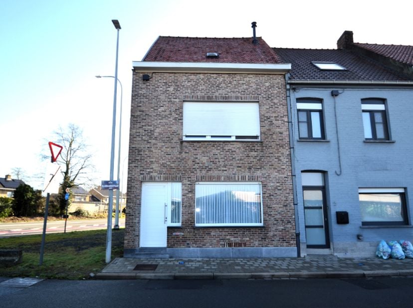 Gezinswoning met garage, 3 slaapkamers en ruime zolder.&lt;br /&gt;
Deze woning beschikt over PVC-ramen met dubbel glas en rolluiken. Het platte dak werd ve