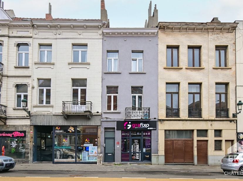 ERA CHATELAIN biedt u dit opbrengsteigendom aan, bestaande uit 3 erkende eenheden: 1 commerciële gelijkvloerse ruimte, een 1-slaapkamer appartement op