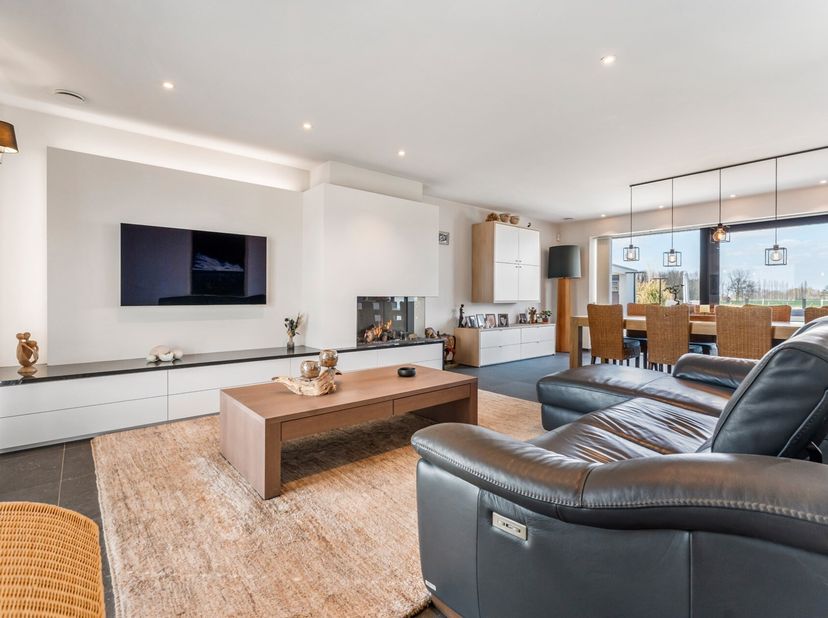 Deze duurzame en instapklare halfopen bebouwing met 3 slaapkamers is gelegen in een mooie, groene omgeving, maar toch op een korte afstand van de kern