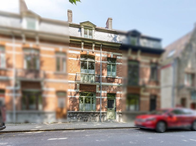 Op een toplocatie in het historische centrum van Brugge, vlak aan het mooie groene Koningin Astridpark, bevindt zich deze statige herenwoning met auth