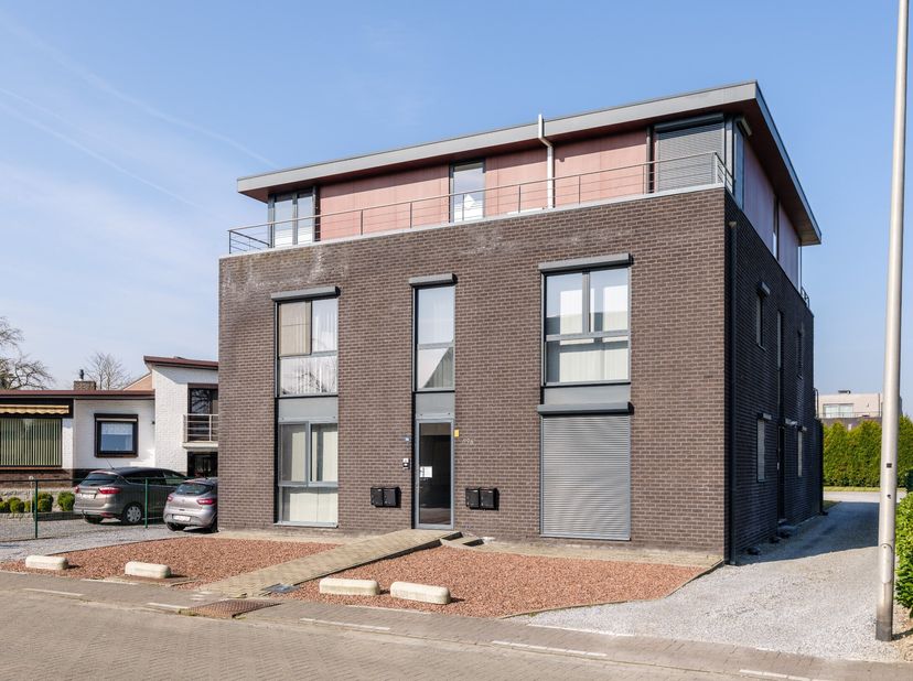 Dit ruime, lichtrijke appartement is gelegen in Maasmechelen, op een gunstige locatie in de Heirstraat. U bevindt zich hier in een levendige buurt met