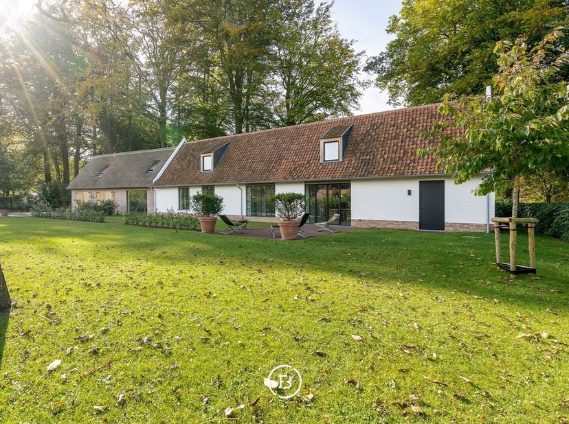 Cette charmante maison de campagne, nichée dans les forêts idylliques de Hertsberge, allie avec aisance confort moderne et ambiance rurale paisible. L