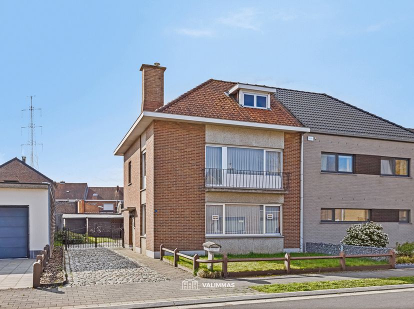 VALIMMAS verkoopt deze degelijke en perfect gelegen driegevelwoning met ruime garage, groot terras en tuintje. Ideaal georiënteerd naar het zuiden.