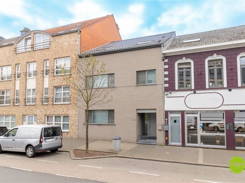 Maison de ville moderne et économe en énergie avec 3 chambres à coucher à Leopoldsburg, idéalement située en plein centre de Leopoldsburg. Les commerc