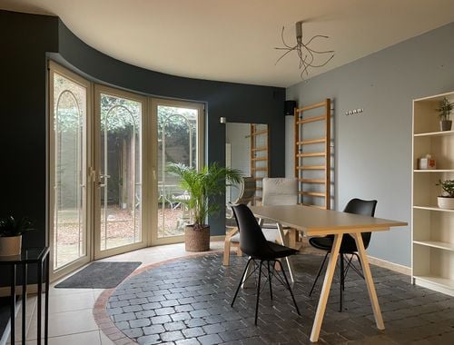                                         Bâtiment commercial à louer à Zwijndrecht, € 320
