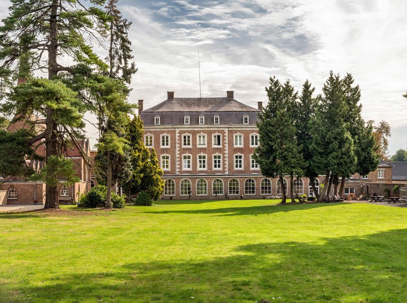 Le &quot;Kasteel van Velm&quot;, situé au milieu du paysage de la Hesbaye, date du XVIIIe siècle. Le château avec dépendances, de style classique, comprend ± 3.