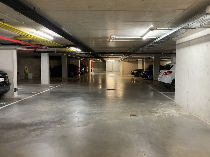 UCCLE - wijk Vivier d&#039;oie, overdekte en beveiligde parkeerplaats. Mogelijkheid tot bedrijfshuur + btw. Te ontdekken bij L&amp;P!