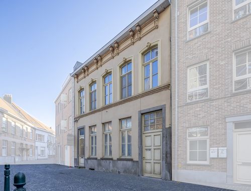                                         Entrepôt avec bureau à vendre à Eeklo, € 269.000
