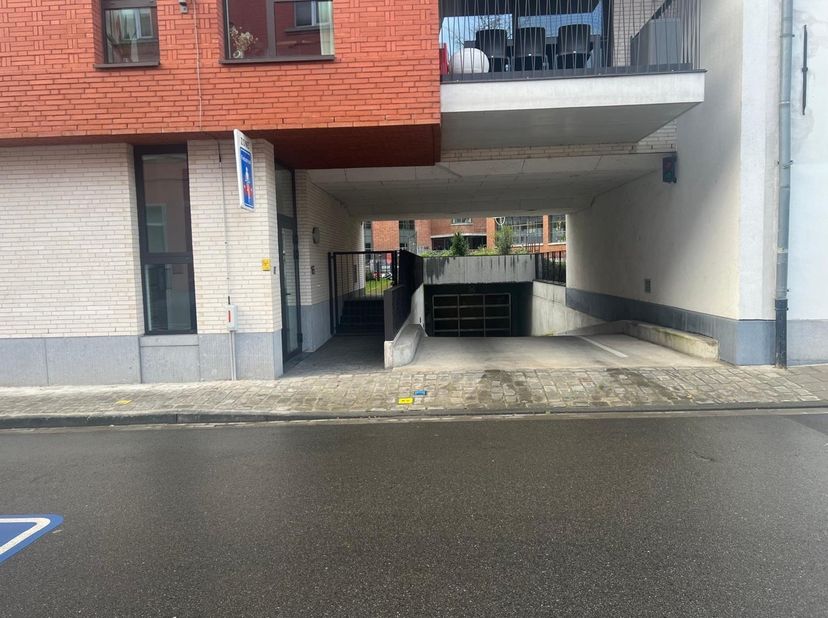 Ondergrondse autostaanplaatsen te koop in centrum Leuven, op 500 meter van de Vismarkt en vlakbij de Vaartkom. De parkeerplaatsen bevinden zich op niv