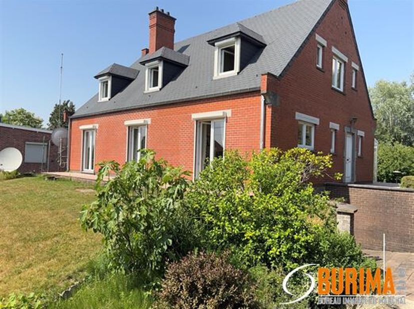 TROP TARD SOUS OPTION Villa 4 façades 4 chambres (± 190 m² - PEB E)  sur 12.66 ares de parcelle de terrain clôturé.&lt;br /&gt;
Rénovation : remise en peint