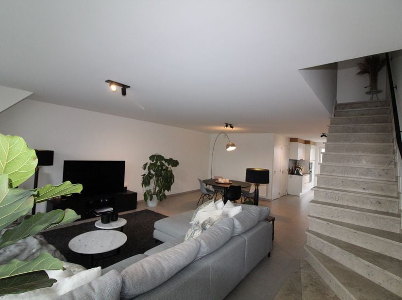 Dit ZEER LICHTRIJK doorzicht-appartement bevindt zich op het tweede verdiep (met lift!) van een kleinschalige residentie.&lt;br /&gt;
Dit recent appartement