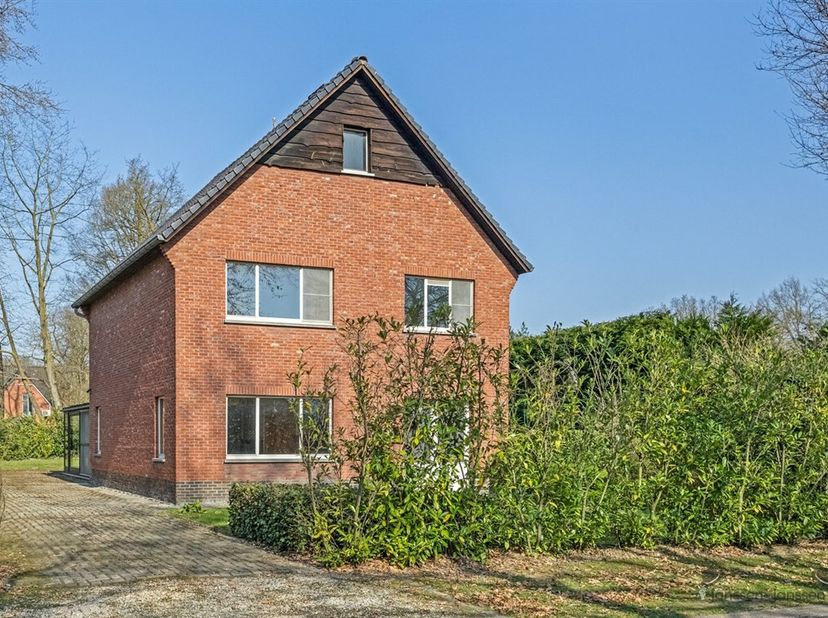 Vous rêvez de vivre dans un endroit calme et verdoyant avec tous les atouts d&#039;un quartier résidentiel ? Cette charmante maison située dans le quartier