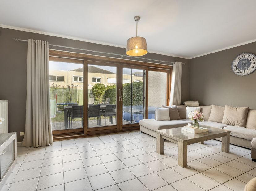 Maison à vendre avec 3 (peut-être 4) chambres à Niel&lt;br /&gt;
Cette maison à vendre à Niel a la disposition suivante: &lt;br /&gt;
rez-de-chaussée: &lt;br /&gt;
- ha