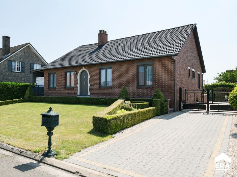 Charmante woning met 3 slaapkamers, een zalige tuin en 2 carports op een perceel van 7are in een doodlopende straat te Nieuwerkerken. Voor meer inform