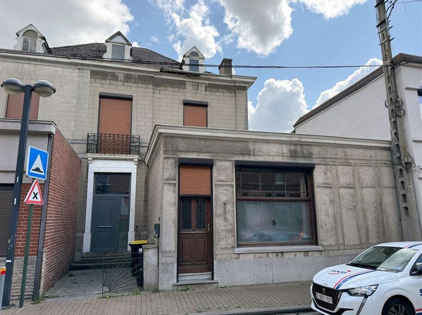 Prix: Offre à partir de 200.000 euros, frais d&#039;agence non inclus et à charge de l&#039;acquéreur &lt;br /&gt;
Grande maison 3 chambres et comprenant: &lt;br /&gt;
Rez: