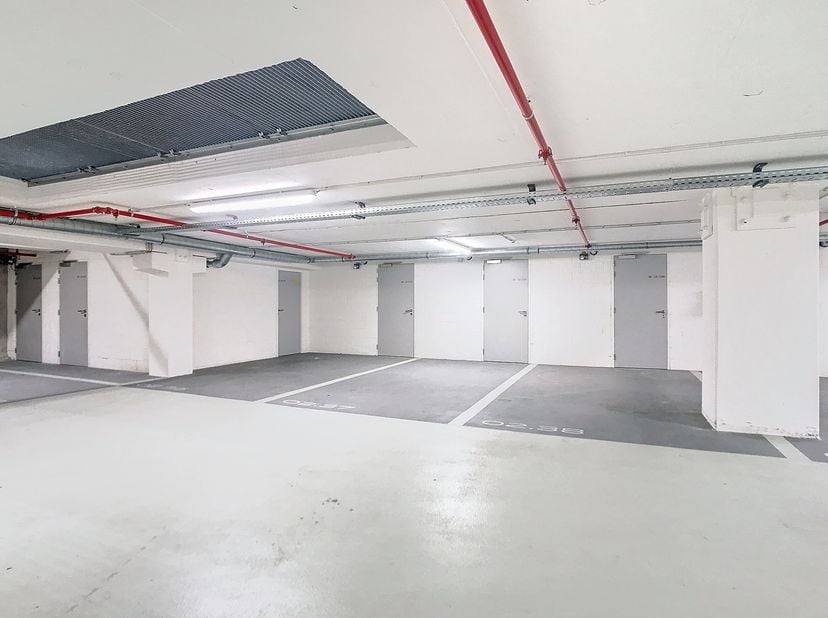 Ce parking souterrain central avec espace de stockage est unique en son genre dans la ville d&#039;Anvers.&lt;br /&gt;
Dimensions du terrain:&lt;br /&gt;
- profondeur
