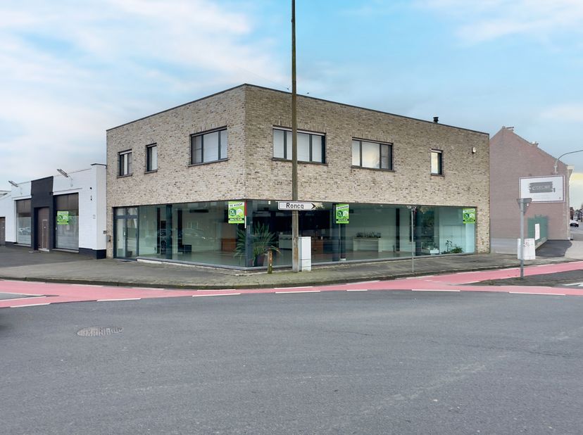 Combineer wonen en werken in dit unieke handelspand met luxueus afgewerkt appartement. Ook ideaal als investering, op een absolute toplocatie.&lt;br /&gt;
U