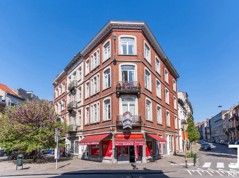 Idéalement situé à proximité de Mérode et de Montgomery, à deux pas du Parc du Cinquantenaire, J&amp;J Properties vous propose ce magnifique duplex de 111