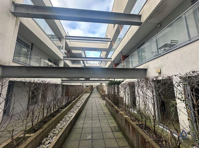 Welkom in dit charmante appartement in het hart van Brussel, ideaal voor wie op zoek is naar comfort en stijl. Met een bewoonbare oppervlakte van 75m²