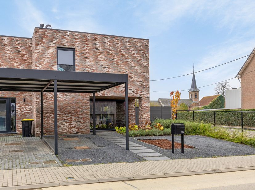 Deze recente nieuwbouwwoning uit 2021 is uitstekend gelegen in een kindvriendelijke omgeving met een zeer vlotte verbinding richting autostrade E314 L