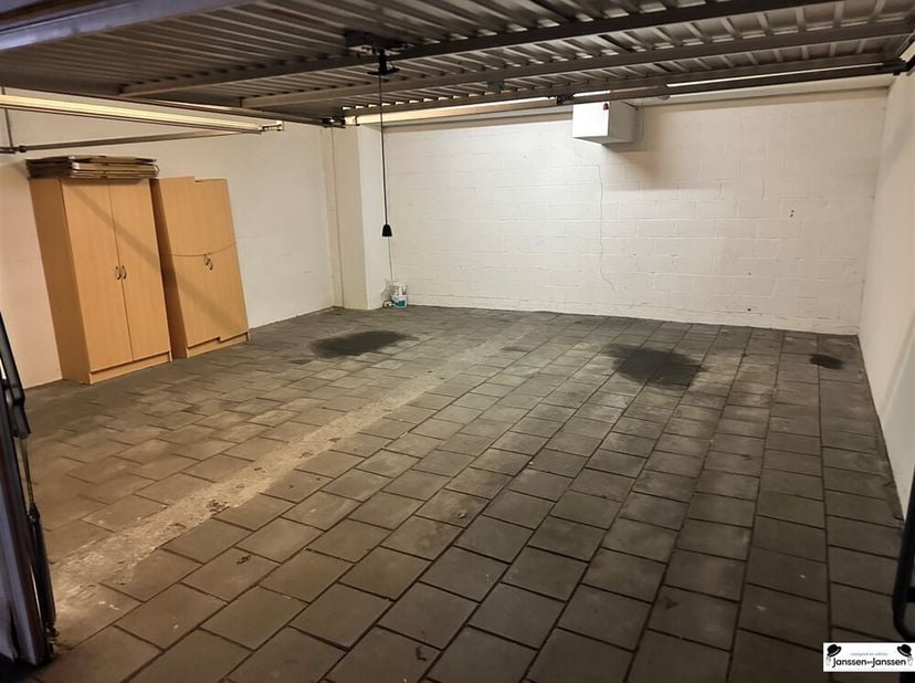 Ontdek een unieke parkeergelegenheid in het hart van Berchem!  Fruithoflaan 118/120, 2600 Berchem. Deze ruime parkeergarage van 36m² biedt een uitstek