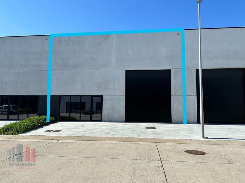 KMO-unit te huur met een oppervlakte van 288 m². Vlot bereikbaar dankzij de ligging op amper +/- 3 km van de Gentseweg (N43) en op +/- 9 km van de E17