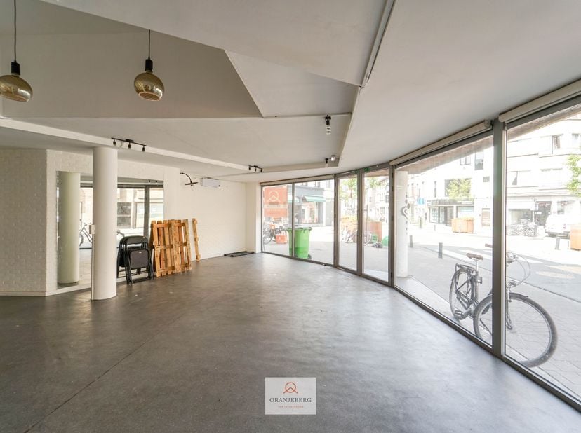 Handelspand van 100m² te huur op een invalsweg van Gent. Gelegen op de hoek van de Dampoortstraat en de Jan Van Gentstraat met goede visibiliteit en v