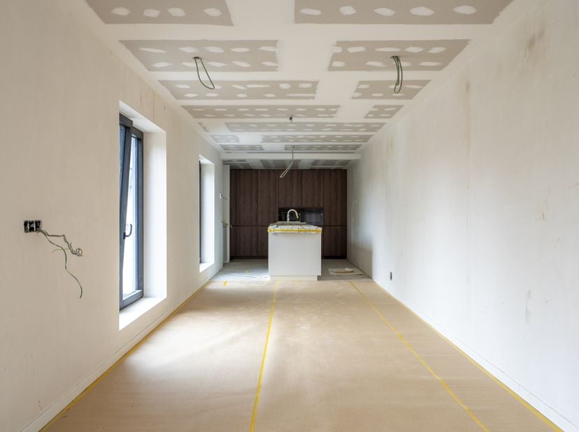 Deze volledig gerenoveerde opbrengsteigendom met 3 appartementen en 3 staanplaatsen is gelegen op een gunstige locatie in het centrum van Waregem. Ben