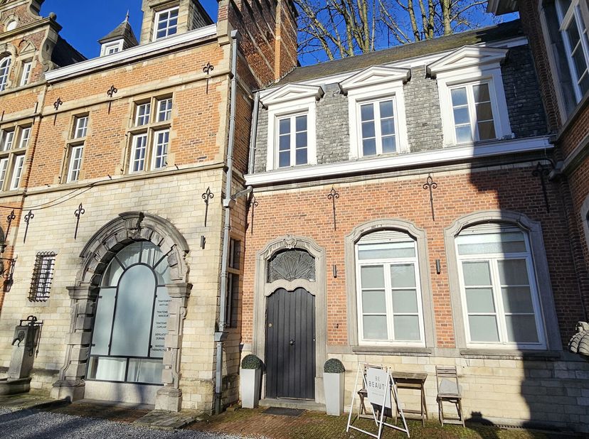 Bois. Bureau CO-WORKING Chaussée de Waterloo. Splendide bureau rénové à louer dans une maison de caractère classée. A voir sans tarder. Idéal pour pro