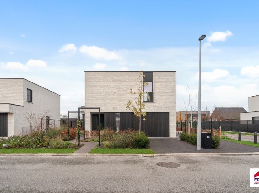 Prachtige villa (BJ. 2023) met 4 slaapkamers op 395m² in het centrum van Wakken!Verkoop onder registratierechten!!Ligging: Gelegen in een rustige wijk