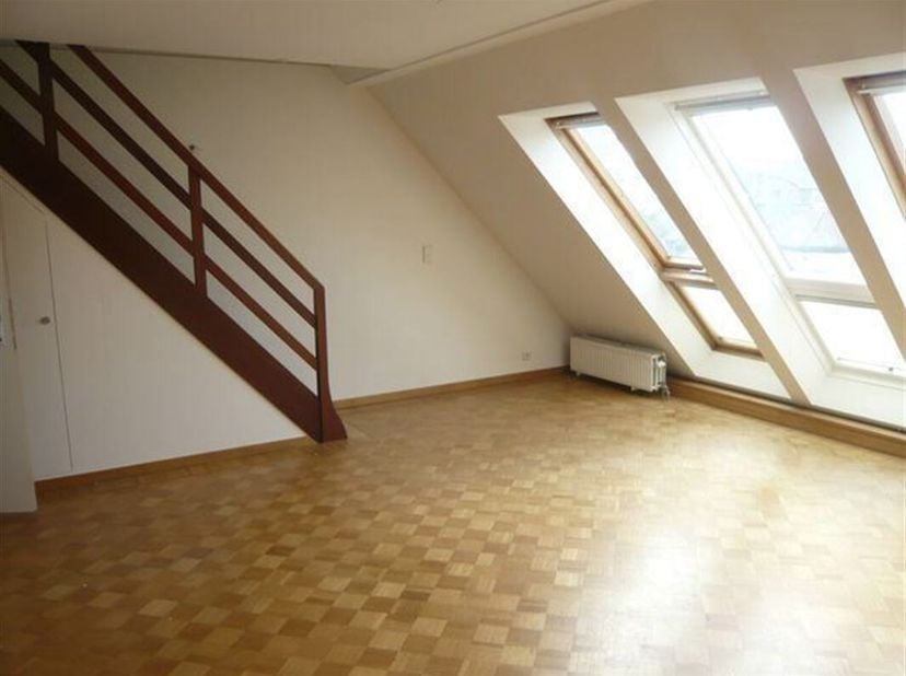 PLACE JOURDAN n°29 / ETTERBBEK: close to the &quot;European district&quot; (Schuman, Parc Léopold, metro, shops, bars, restaurants and transport). DUPLEX apartm