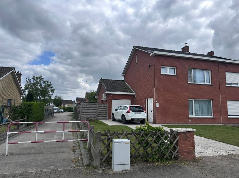 In deze rustige buurt te Veurne staat deze halfopen woning te koop op 422 m². Er zijn drie slaapkamers, ruime garage en leuke tuin aanwezig. De woning