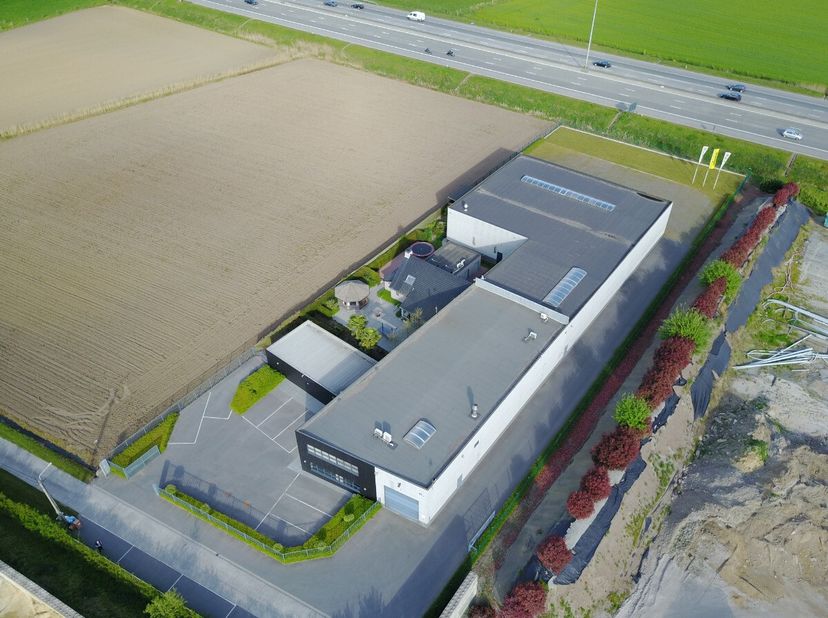 Bedrijfspand met woonst op het bedrijventerrein Zaubeek in Kruisem Gelegen op een perceel van 4726 m² en zichtbaar vanop de autosnelweg E17 en gelegen