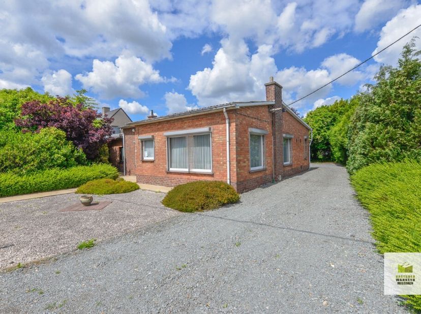 Deze te renoveren gelijkvloerse woning is gelegen op een centrale ligging te Beernem. Op slechts een goeie 10 minuten rijden van Assebroek en Oostkamp