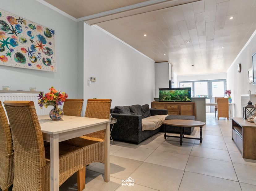 Deze betaalbare gezinswoning aan de Koninksemsteenweg 34 in Tongeren, gebouwd in 1938, ligt op zongeoriënteerd perceel van circa 150 m². De woning bev