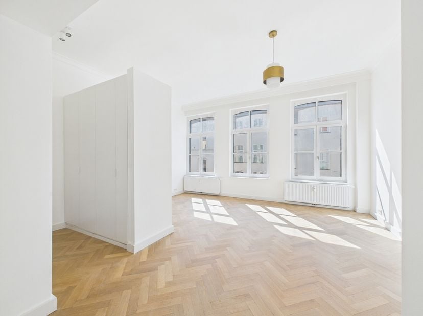 Saint- Gilles - Chaussée de Charleroi / Place Stéphanie | Studio entièrement rénové&lt;br /&gt;
Le studio se compose d&#039;un hall d&#039;entrée avec placard de rang
