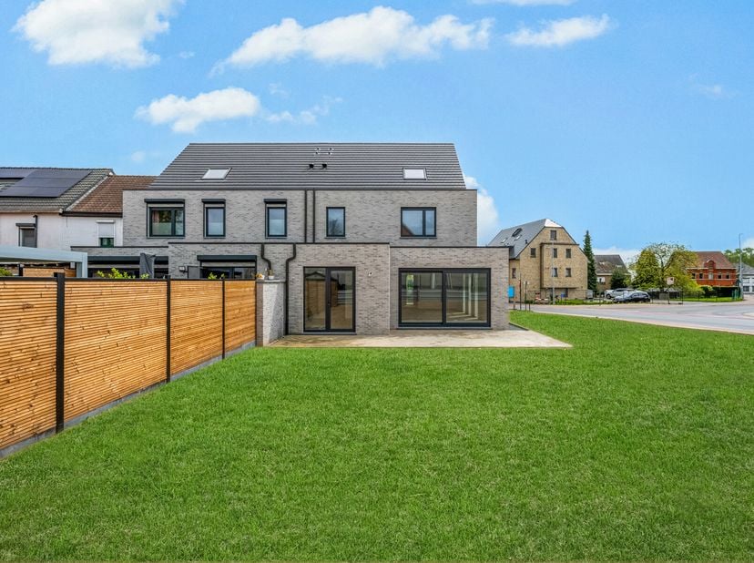 Deze moderne gesloten en halfopen woningen bieden een zonnig terras en een ruime tuin, perfect om te genieten van de landelijke rust. Gelegen in Burst
