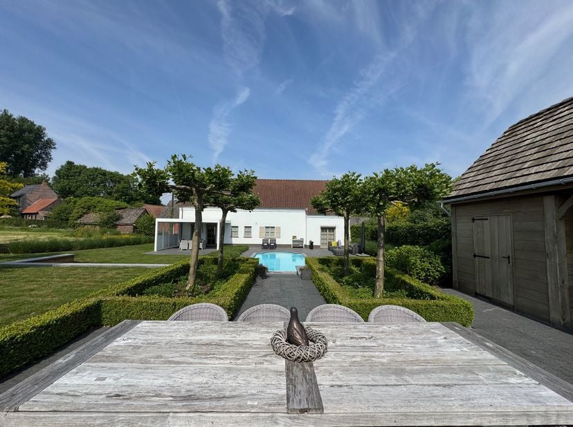 Dans un environnement calme et verdoyant, vous trouverez cette villa spacieuse et pleine de charme. L&#039;emplacement idéal permet d&#039;accéder facilement au
