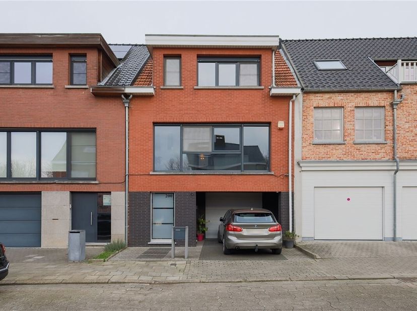 Nabij het centrum van Hove bieden wij u deze ruime en moderne gezinswoning (210m²) aan met 3 slaapkamers en 2 badkamers. Deze hedendaagse woning werd