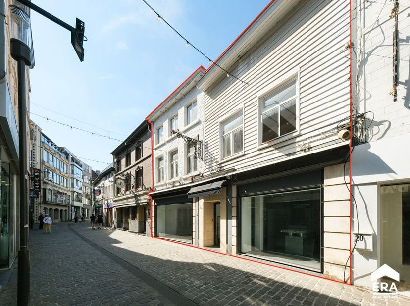 In de gekende Maastrichterstraat, in het bruisende stadscentrum van Hasselt, is dit charmante gebouw gelegen op een perceel van 1are35ca. Door de geve
