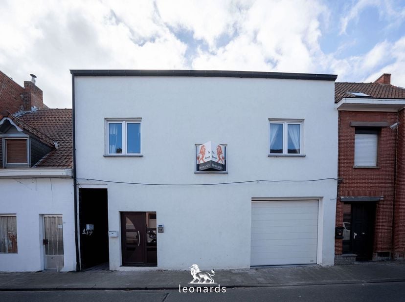 Welkom in deze charmante woning gelegen in de Bissegemestraat 19 te Heule, een rustige en kindvriendelijke buurt met vlotte verbindingen naar het cent