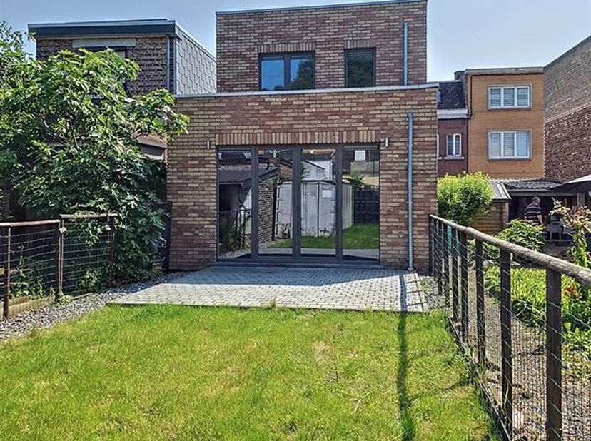 Maison 3 façades de 2017 qui n&#039;attend plus que vous !&lt;br /&gt;
Elle offre un niveau de  confort moderne avec une super efficacité énergétique garantissan