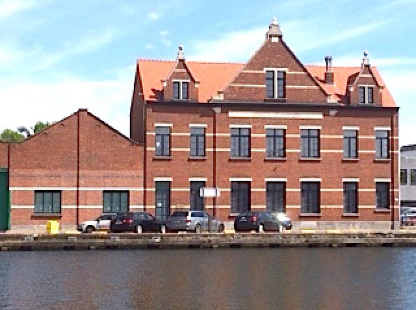 Het betreft een unieke kantoorruimte met zicht op het water gelegen vlakbij alle invalswegen.
