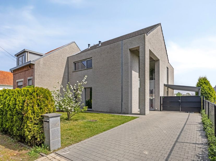 In een rustige en groene omgeving, op een perceel van 624 m², vind je deze recente woning (bouwjaar 2010) met 4 slaapkamers. De woning geniet van een