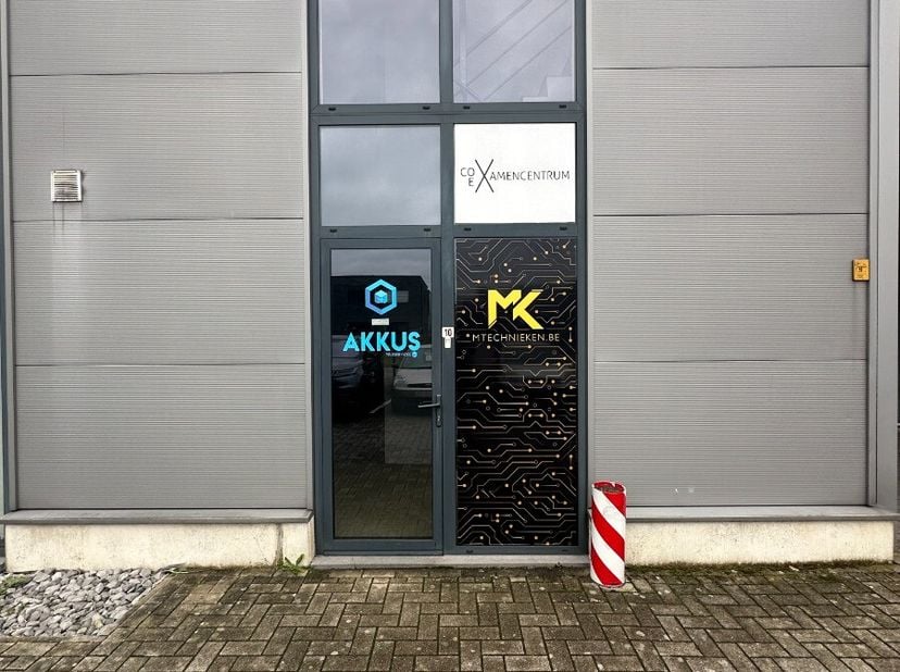 Deze gunstig gelegen kantoorruimte met aanpalende loods is onmiddellijk beschikbaar bij ERA De Piramide. De ruimte beschikt over zeer veel potentieel