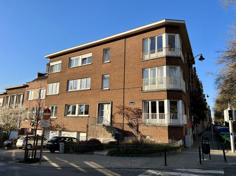 Locatie&lt;br /&gt;
Het appartement bevindt zich in een gebouw op de hoek van de Van Volxemlaan en de Tropenlaan. Deze ligging garandeert u een groene omgev